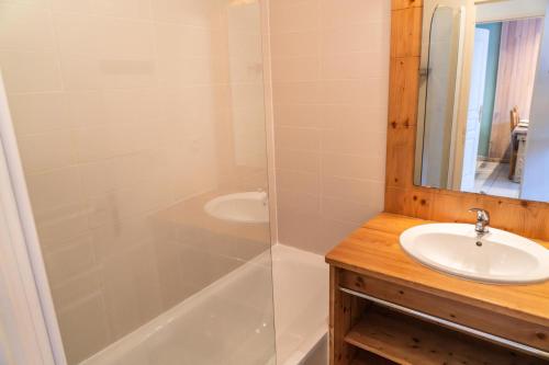 ein Badezimmer mit einem Waschbecken, einer Dusche und einer Badewanne in der Unterkunft Résidence Le Balcon Des Airelles - 2 Pièces pour 4 Personnes 494 in Les Orres