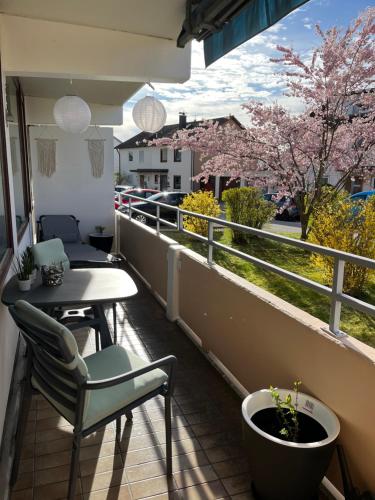 a balcony with a table and chairs and trees at Ferienwohnung AllgäuSchatz in Stadtnähe Kempten in Lauben