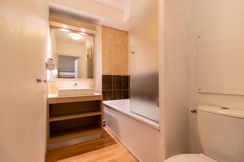 La salle de bains est pourvue de toilettes blanches et d'un lavabo. dans l'établissement Résidence Les Terrasses Du Soleil D'or - Studio pour 4 Personnes 594, aux Orres