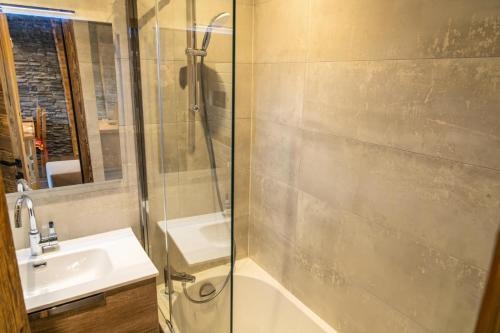une salle de bain avec douche et lavabo dans l'établissement Résidence Le Balcon Des Airelles - Superbe appartement aux Orres 1800 MAE-6714, aux Orres