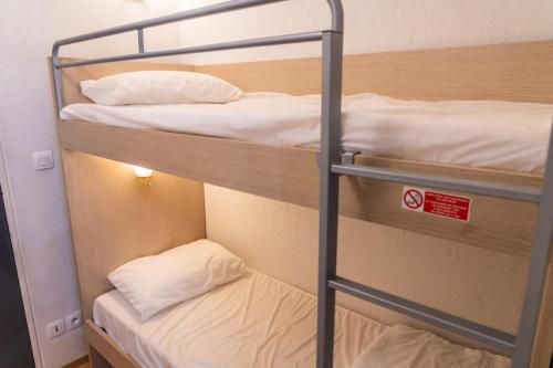 quelques lits superposés dans une chambre dans l'établissement Résidence Les Terrasses Du Soleil D'or - Appartement calme au pied des pistes MAE-6434, aux Orres