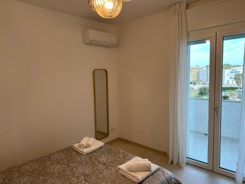 - une chambre avec un lit et une grande fenêtre dans l'établissement Borea Luxury Home, à Otrante