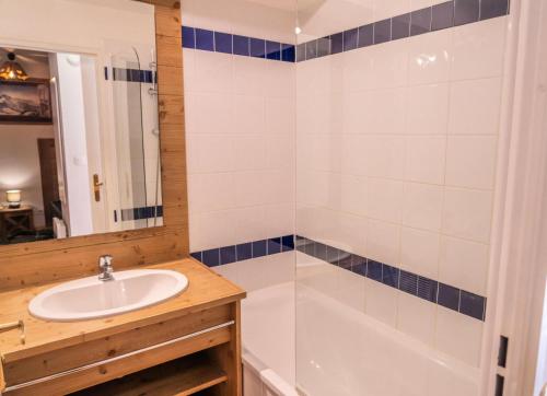 une salle de bain avec un lavabo et une baignoire dans l'établissement Résidence Le Parc Des Airelles - Studio 4 personnes avec vue sur les pistes MAE-6684, aux Orres