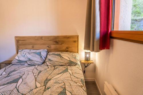 une chambre avec un lit et une fenêtre dans l'établissement Résidence Les Terrasses Du Soleil D'or - Appartement 2 pièces joliment rénové MAE-4314, aux Orres