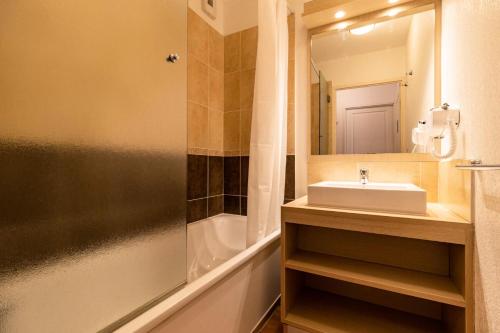 une salle de bain avec un lavabo et une douche dans l'établissement Résidence Les Terrasses Du Soleil D'or - Appartement 2 pièces au pied des pistes MAE-6794, aux Orres