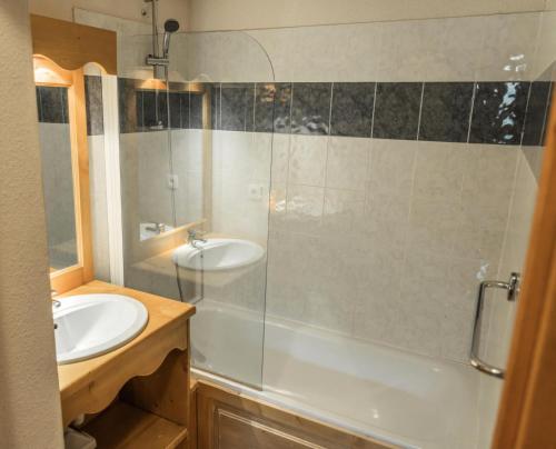 une salle de bain avec une baignoire, un lavabo et une douche dans l'établissement Résidence Les Hauts De Preclaux - Appartement 3 pièces au pied des pistes MAE-9354, aux Orres