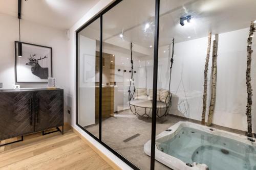 een badkamer met een bad in het midden van een kamer bij Résidence Arcelin - Pièces 194 in Courchevel