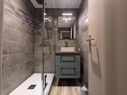 een badkamer met een douche en een wastafel bij Résidence Jonquille - 2 Pièces pour 4 Personnes 974 in Chamonix-Mont-Blanc
