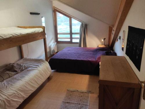 une chambre avec deux lits superposés et une fenêtre dans l'établissement Résidence Le Parc Des Airelles - Charmant duplex avec vue imprenable sur les pistes MAE-8284, aux Orres