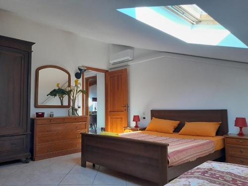1 dormitorio con 1 cama y tragaluz en Le Rondini, en Corinaldo