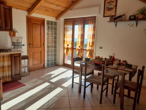cocina con mesa y sillas en una habitación en Le Rondini, en Corinaldo