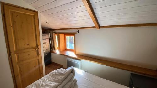 mały pokój z łóżkiem i oknem w obiekcie Saint Roch Chalet - 2 Pièces pour 4 Personnes 641 w mieście Montgenèvre