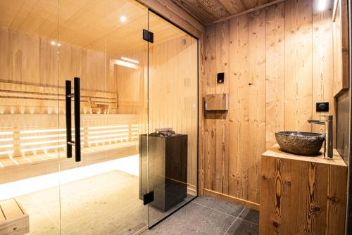 een badkamer met een wastafel en een glazen douche bij Résidence Nanook - Chalets pour 10 Personnes 931 in Morzine