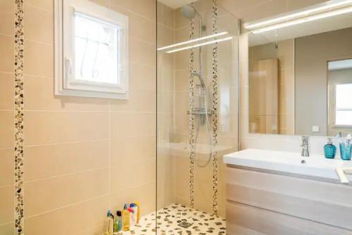 une salle de bain avec douche et lavabo dans l'établissement Maison à 15mn de Lyon centre et 20mn de Groupama stadium, à Corbas