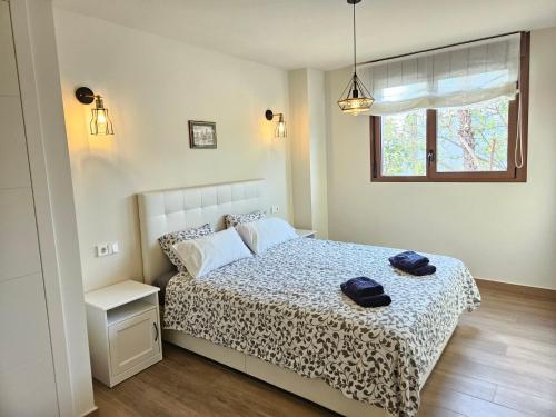 ein Schlafzimmer mit einem Bett mit zwei Handtüchern darauf in der Unterkunft Apartment Lime Golden Star, Javea in Jávea