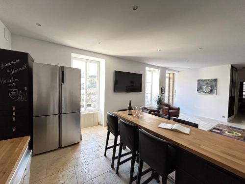 een keuken met een grote bar en een koelkast bij Maison de 3 chambres avec jardin clos et wifi a Meursault in Meursault