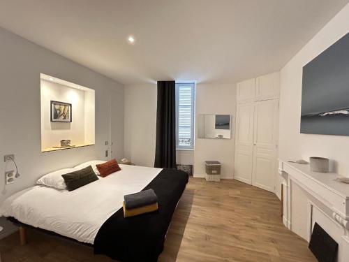 een slaapkamer met een groot wit bed en een wastafel bij Maison de 3 chambres avec jardin clos et wifi a Meursault in Meursault
