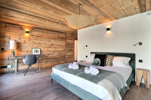 une chambre avec un lit dans une pièce aux murs en bois dans l'établissement Résidence Plume - Chalet Plume - 14 Personnes - Morzine MAE-3771, à Morzine