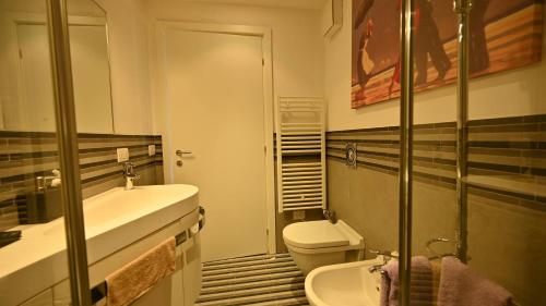 a bathroom with a sink and a toilet at Borgo Dei Gabbiani da Silvia in Magliolo