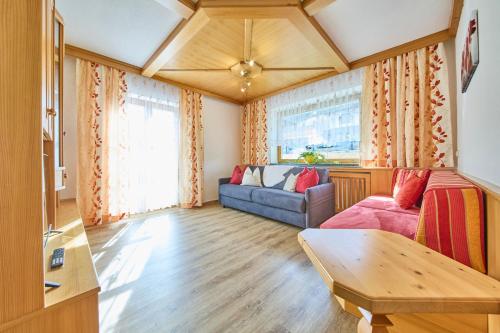 uma sala de estar com um sofá e uma mesa em Miller Appartements em Sankt Veit im Pongau