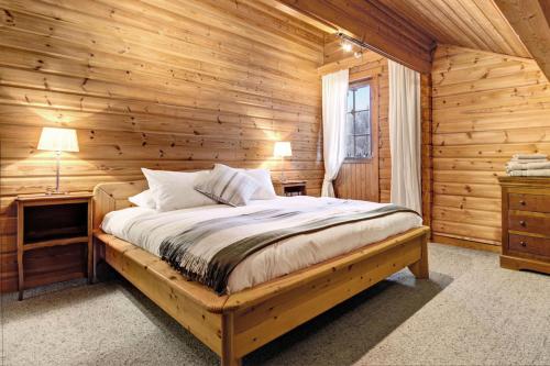 une chambre avec un lit dans un mur en bois dans l'établissement Résidence Martre Des Pins - Chalet Martre des Pins - 12 Personnes - Morzine MAE-3841, à Morzine