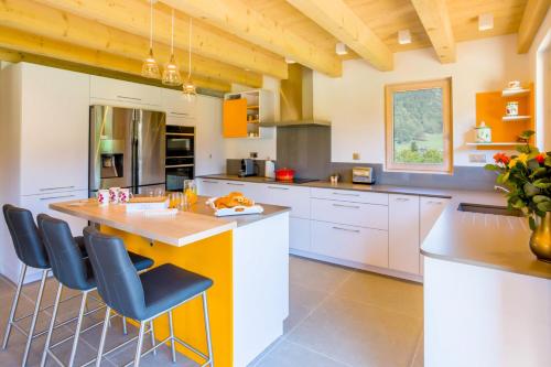 une grande cuisine avec une grande table et des chaises en bois dans l'établissement Résidence Solaurine - Chalet Solaurine - 10 Personnes - Morzine MAE-3891, à Morzine