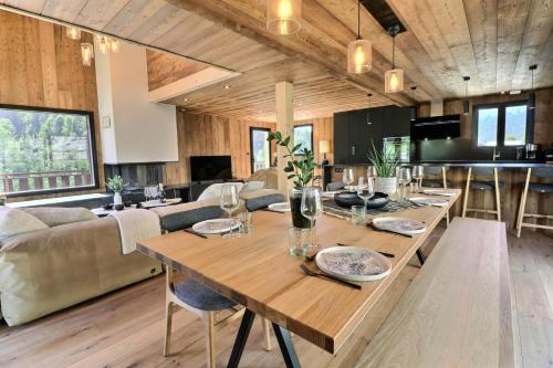 une salle à manger et un salon avec une grande table en bois dans l'établissement Résidence Fergust - Chalet Fergust - 8 Personnes - Morzine MAE-3941, à Morzine