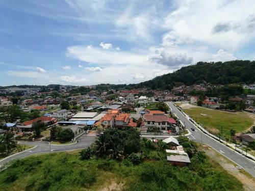 une vue aérienne sur une petite ville avec une route dans l'établissement Bayu Temaing Residence - Eco Friendly Retreat, à Seremban
