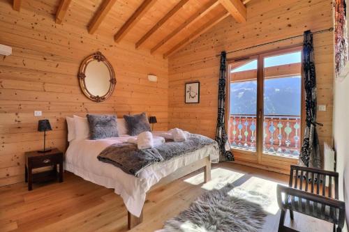 une chambre avec un lit dans une cabane en rondins dans l'établissement Résidence Les Hauts Forts De La Croix - Appartement Blue Olive - 8 Personnes - Morzine MAE-3981, à Morzine