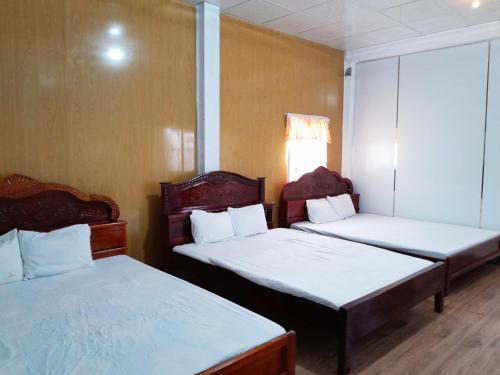 Homestay Nguyễn Hùng tesisinde bir odada yatak veya yataklar