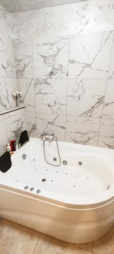 Un baño de JACUZZI BELLE VIEW SINAIA-free parking