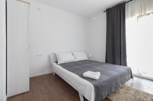 Wohnung in Privlaka mit Terrasse, Grill und Garten في بريفلاكا: غرفة نوم عليها سرير وفوط