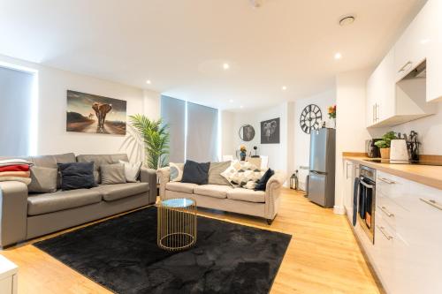 uma sala de estar com um sofá e uma mesa em Drillzstays - Ethiad em Manchester