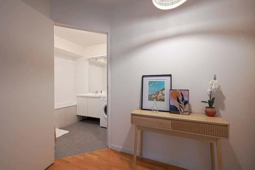 een badkamer met een wastafel en een tafel met een spiegel bij 3bedrooms beautiful and spacious appartment in Saint-Ouen