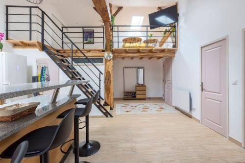 un loft avec un escalier en colimaçon et un couloir dans l'établissement Le nid de bois - Centre ville -Thermes-Center Parc, à Casteljaloux