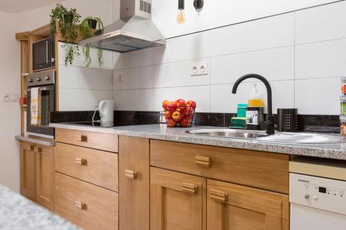 une cuisine avec un évier et un comptoir dans l'établissement Le nid de bois - Centre ville -Thermes-Center Parc, à Casteljaloux