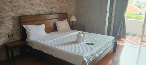 Un dormitorio con una cama con una caja. en Baantalay by lily, en Nong Prue