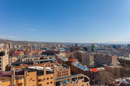 Pemandangan umum bagi Yerevan atau pemandangan bandar yang diambil dari apartmen