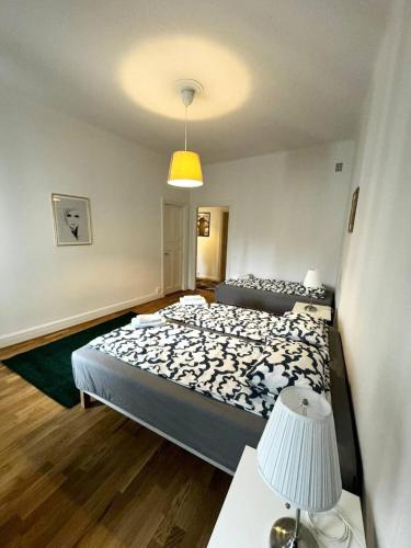 una camera con due letti e un tavolo con una lampada di Luxurios And Stunningly Beatiful a Göteborg