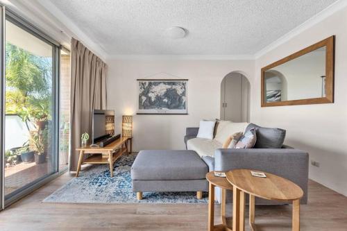 - un salon avec un canapé et une chaise dans l'établissement Terrific & Tranquil! 1Bed/1Bath/Balcony~ Clayfield, à Brisbane