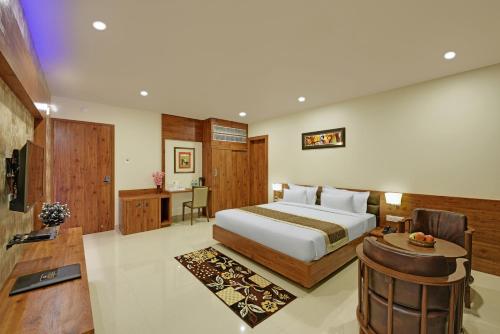 Habitación de hotel con cama y escritorio en Hotel The Rising en Udaipur