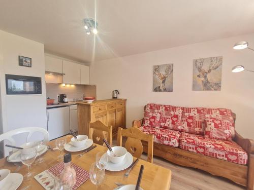 un salon avec une table et un canapé dans l'établissement Meijotel 400 - Appt spacieux 6 pers, à Les Deux Alpes