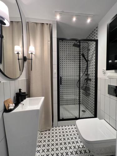 y baño con ducha, aseo y lavamanos. en Apartament Czeremcha, en Szczawnica