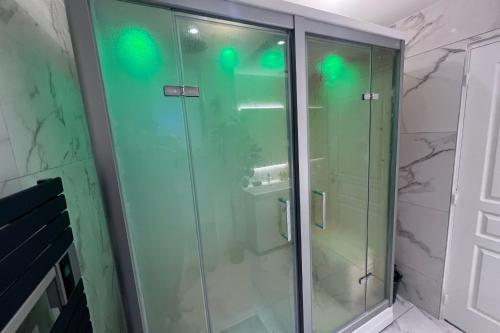 Salle de bains dans l'établissement Pavillons20 Sauna & Hammam Paris Disney Airport