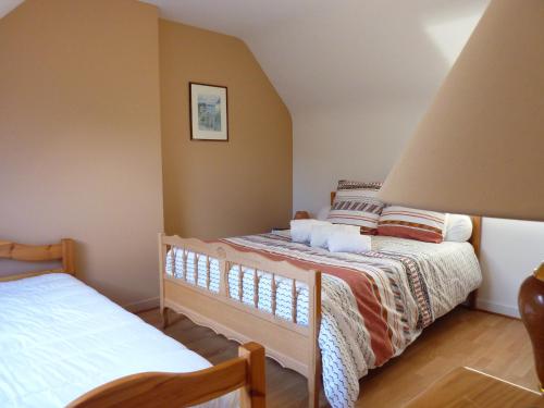 een slaapkamer met 2 bedden in een kamer bij maison pluvigner in Pluvigner