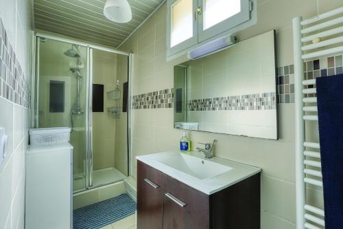 bagno con lavandino, doccia e specchio di Plénitude du Vexin - Grand jardin - 7 personnes a Chaumont-en-Vexin