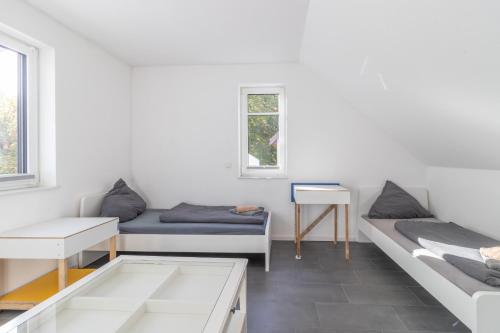 a living room with two beds and a table at 105qm Wohnung für max. 7 Personen in Königstein im Taunus
