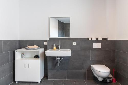 a bathroom with a sink and a toilet and a mirror at 105qm Wohnung für max. 7 Personen in Königstein im Taunus