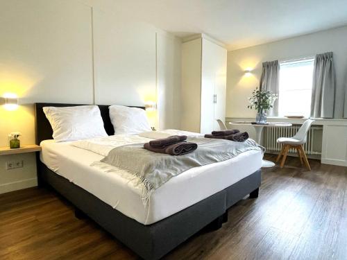 sypialnia z dużym łóżkiem z ręcznikami w obiekcie Die zwei Löwen Ferienwohnungen w mieście Winterberg