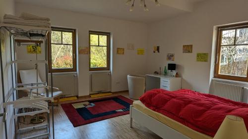 1 dormitorio con 1 cama, escritorio y ventanas en 20 min nach Wien, Ruhig und Grün, en Klosterneuburg